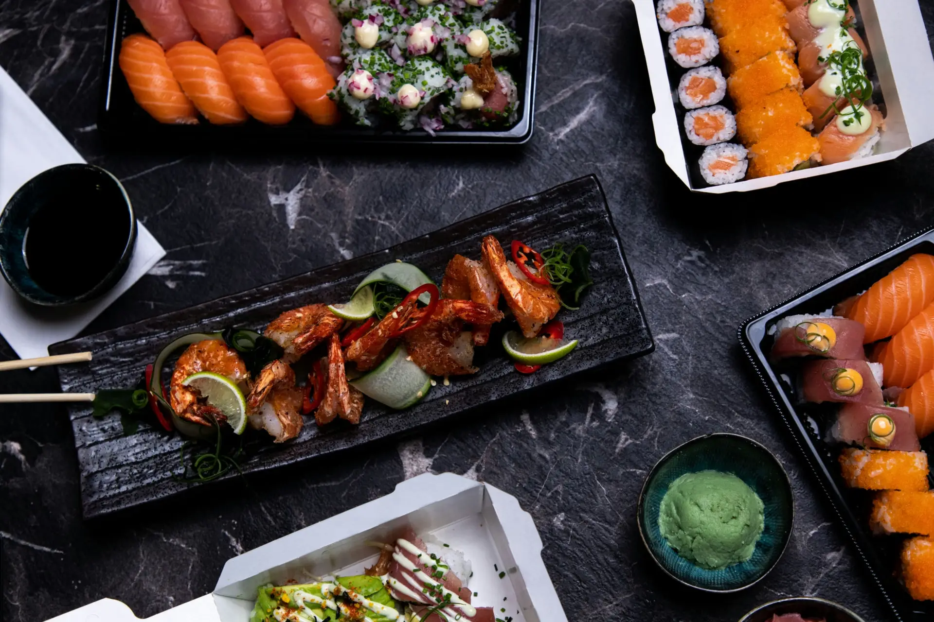 Sushi, poké en warme gerechten van Akihito