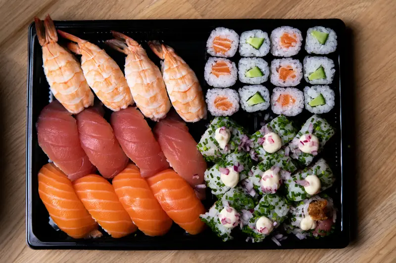 Sushi platter met nigiri en maki