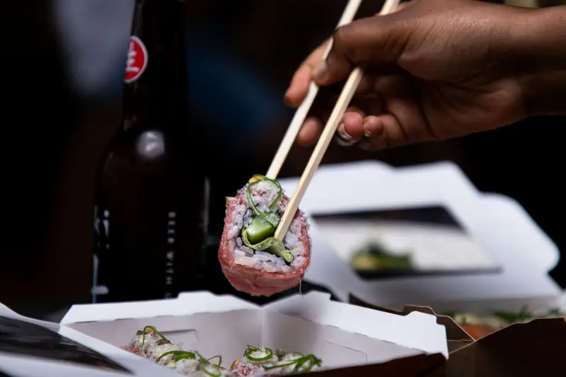 Uramaki met stokjes